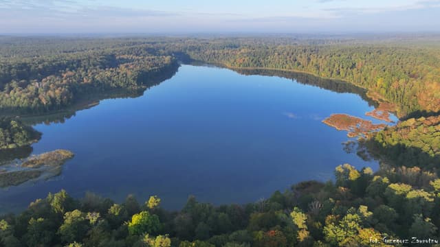 Panorama Puszczy Piskiej i jezior mazurskich z lotu ptaka – szlak rzeki Krutynia w pełnej okazałości.