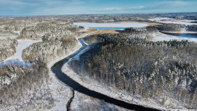 Zimowy widok na jezioro Gardyńskie i Malinówko na szlaku Krutynia
